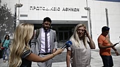 	Η σύζυγος του δολοφονημένου δημοσιογράφου Γιώργου Καραϊβάζ, Στάθα, εξέρχεται από το Μεικτό Ορκωτό Δικαστήριο της Αθήνας μετά την αναβολή της υπόθεσης
