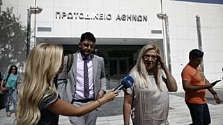 	Η σύζυγος του δολοφονημένου δημοσιογράφου Γιώργου Καραϊβάζ, Στάθα, εξέρχεται από το Μεικτό Ορκωτό Δικαστήριο της Αθήνας μετά την αναβολή της υπόθεσης