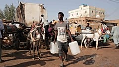 سودانيوون يتجمعون لجمع المياه في الخرطوم، السودان (28 مايو 2023) 