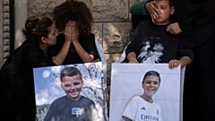 Abitanti di Majdal Shams ricordano due dei dodici giovani morti sabato in un attacco sulle Alture del Golan, 29 luglio 2024 