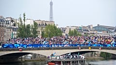 Sportler während der Eröffnungsfeier der Olympischen Sommerspiele 2024 am Freitag, 26. Juli 2024, auf einem Boot auf der Seine in Paris, Frankreich.