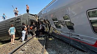 Поезд с более 800 пассажирами следовал из Казани в Адлер. В РЖД сообщили, что авария была вызвана выездом грузовика на пути.