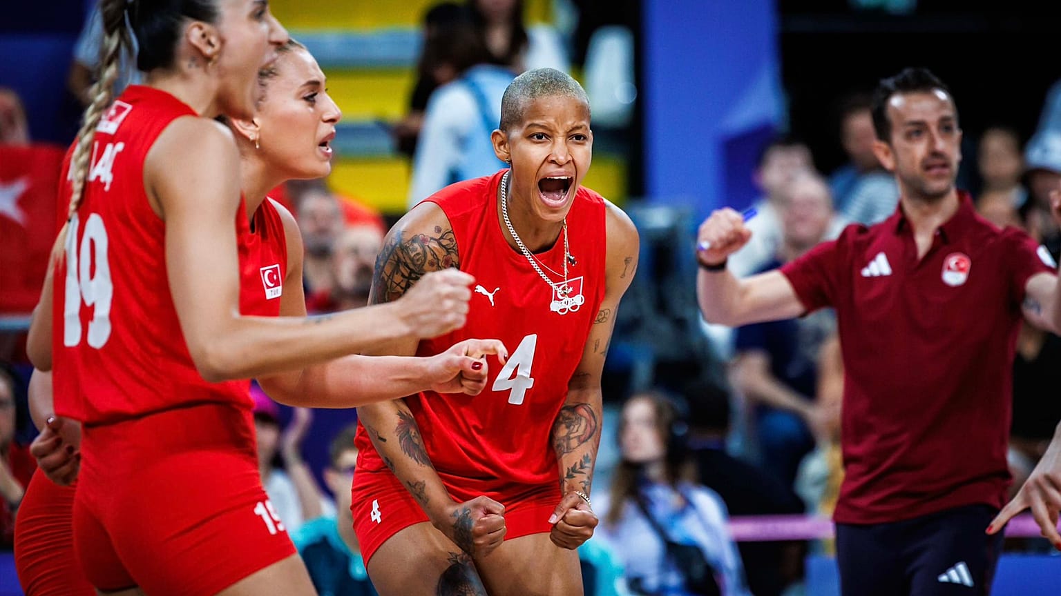 A Milli Kadın Voleybol Takımı, 2024 Paris Olimpiyatları'ndaki ilk maçında Hollanda'yı 3-2 mağlup etti.