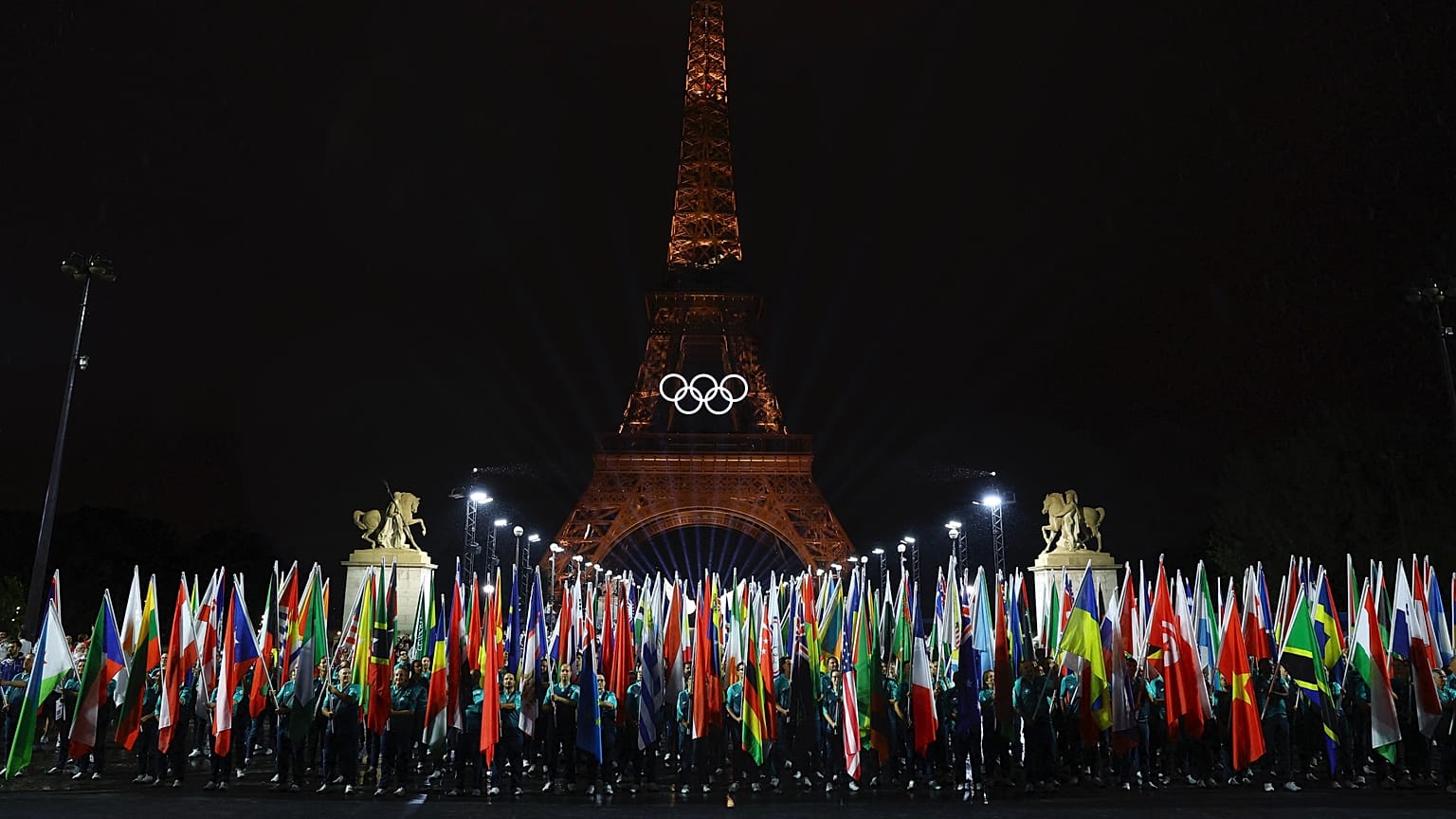 Katılımcı ülkelerin bayrakları, 26 Temmuz 2024 Cuma günü Fransa'nın Paris kentinde düzenlenen 2024 Yaz Olimpiyatları'nın açılış töreninde taşınıyor.