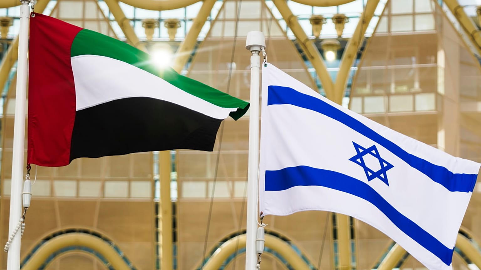  العلم الإماراتي والإسرائيلي يرفرفان بينما يلقي الرئيس الإسرائيلي إسحاق هرتسوغ خطابًا في معرض إكسبو 2020 في دبي، الإمارات العربية المتحدة، الاثنين، 31 يناير 2022. 