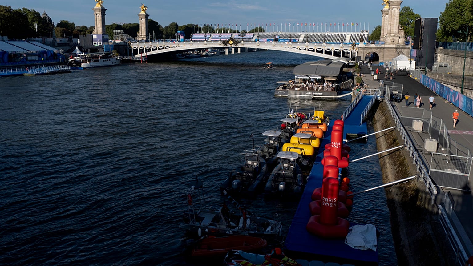 Embarcações ao longo do rio Sena, enquanto o local do evento de triatlo fica em segundo plano nos Jogos Olímpicos de verão de 2024, domingo 28 julho