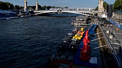 Embarcações ao longo do rio Sena, enquanto o local do evento de triatlo fica em segundo plano nos Jogos Olímpicos de verão de 2024, domingo 28 julho