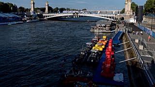 Embarcações ao longo do rio Sena, enquanto o local do evento de triatlo fica em segundo plano nos Jogos Olímpicos de verão de 2024, domingo 28 julho