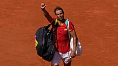 Der Spanier Rafael Nadal verlässt das Spielfeld, nachdem er gegen den Serben Novak Djokovic verloren hat.