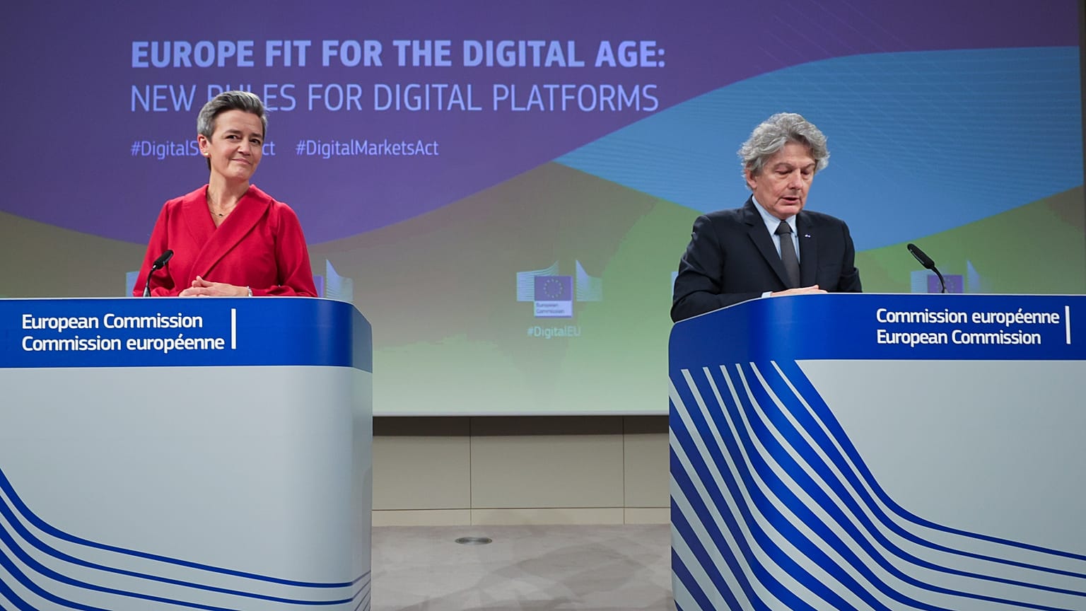 Os Comissários Europeus Margrethe Vestager e Thierry Breton durante uma conferência sobre a Lei dos Serviços Digitais. 