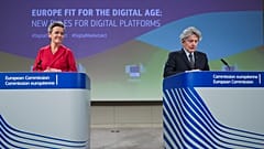 Die EU-Kommissare Margrethe Vestager und Thierry Breton während einer Konferenz zum Gesetz über digitale Dienste. 