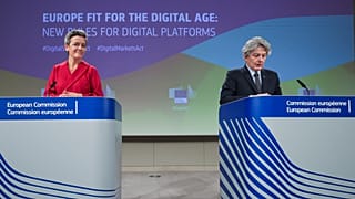 Os Comissários Europeus Margrethe Vestager e Thierry Breton durante uma conferência sobre a Lei dos Serviços Digitais. 