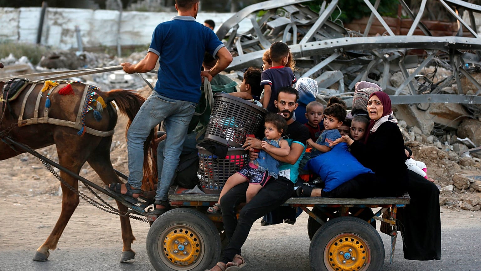 فلسطينيون نازحون بسبب الهجوم الجوي والبري الإسرائيلي على قطاع غزة 