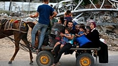 فلسطينيون نازحون بسبب الهجوم الجوي والبري الإسرائيلي على قطاع غزة 