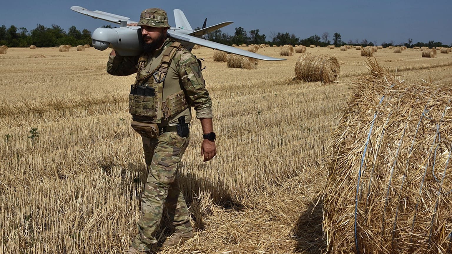 Un soldato della 15a brigata della Guardia nazionale ucraina trasporta un drone da ricognizione nella regione di Zaporizhzhia, Ucraina, lunedì 29 luglio 2024. (Foto AP/Andriy Andriyenko)