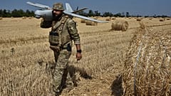 Ein Soldat der 15. Brigade der ukrainischen Nationalgarde trägt eine Aufklärungsdrohne in der Region Saporischschja, Ukraine, Montag, 29. Juli 2024. (AP Photo/Andriy Andriyenko)