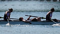 Einige Mitglieder des dänischen Teams reagieren am Ende der Vorläufe des Ruder-Achters der Frauen.