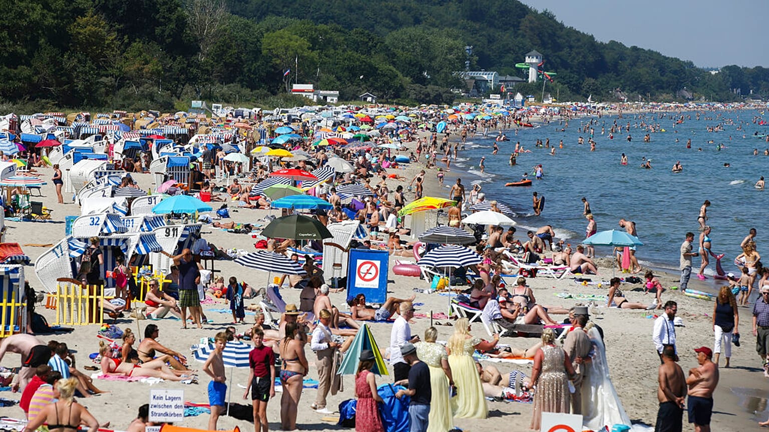 Una spiaggia affollata di bagnanti 
