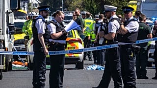 La polizia mette in sicurezza la zona in cui è stato arrestato una persona sospettata di aver accoltellato dei minori a Southport, in Regno Unito, 29 luglio 2024