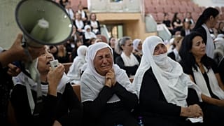 Μέλη της μειονότητας των Δρούζων παρευρίσκονται σε τελετή μνήμης για τα παιδιά και τους εφήβους που σκοτώθηκαν από πυραυλική επίθεση στο χωριό Majdal Shams (AP Photo/Leo Correa)