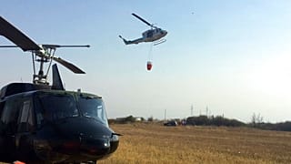 Στρατιωτικό ελικόπτερο σε μάχη κατά πυρκαγιάς- εικόνα αρχείου