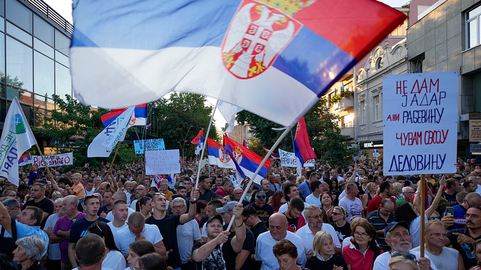 Des personnes participent à une manifestation à Sabac, en Serbie, le lundi 29 juillet 2024. (AP Photo/Darko Vojinovic)