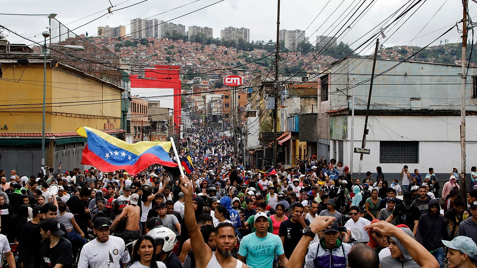 Protestocular, Devlet Başkanı Nicolas Maduro'nun yeniden seçildiğini ilan eden resmi seçim sonuçlarını Caracas'ın Catia mahallesinde protesto etti, Venezuela, 29 Temmuz Pazartesi