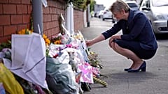 Die britische Innenministerin Yvette Cooper blickt auf die Trauerfeierlichkeiten in der Nähe des Tatorts in der Hart Street, wo zwei Kinder bei einem Messerangriff starben und neun verletzt wurden.
