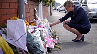 Die britische Innenministerin Yvette Cooper blickt auf die Trauerfeierlichkeiten in der Nähe des Tatorts in der Hart Street, wo zwei Kinder bei einem Messerangriff starben und neun verletzt wurden.