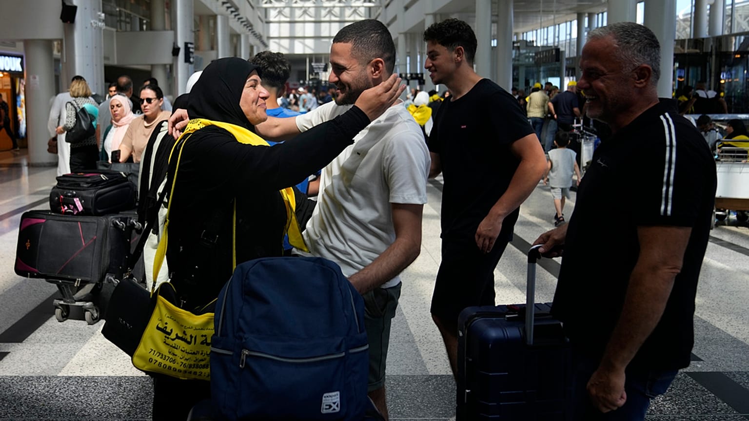 Passeggeri in arrivo all'aeroporto internazionale di Beirut