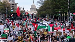 مظاهرة مؤيدة للفلسطينيين في ساحة الحرية في واشنطن فيما يظهر مبنى الكابيتول الأمريكي في الخلفية، السبت، 4 نوفمبر 2023.