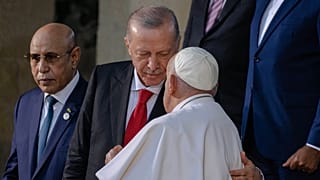 Erdoğan, 14 Haziran 2024 Cuma günü İtalya'nın Savelletri bölgesinde düzenlenen G7 Zirvesi'nde Papa ile aile fotoğrafı çektirmeye hazırlanıyor.