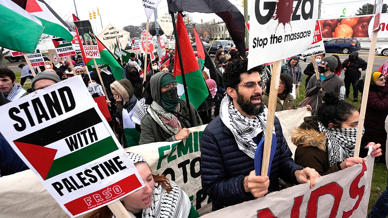 متظاهرون بعضهم من الأميركيين العرب يؤيدون فلسطين ويطالبون بوقف النار أثناء زيارة بايدن لولاية ميشيغان في فبراير/شباط 2024