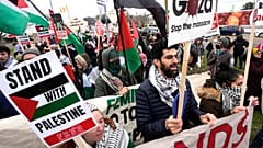 متظاهرون بعضهم من الأميركيين العرب يؤيدون فلسطين ويطالبون بوقف النار أثناء زيارة بايدن لولاية ميشيغان في فبراير/شباط 2024
