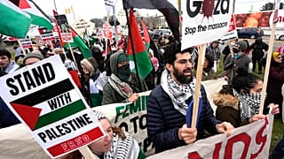 متظاهرون بعضهم من الأميركيين العرب يؤيدون فلسطين ويطالبون بوقف النار أثناء زيارة بايدن لولاية ميشيغان في فبراير/شباط 2024