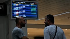 Menschen warten im Ankunftsterminal des internationalen Flughafens Rafik Hariri in Beirut, 30. Juli 2024.