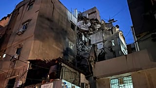 Edifício danificado que foi atingido por um ataque aéreo israelita nos subúrbios do sul de Beirute, no Líbano