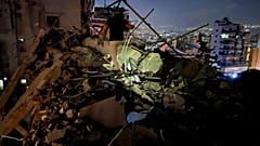 Ein Mann inspiziert ein zerstörtes Gebäude, das von einem israelischen Luftangriff getroffen wurde, in den südlichen Vororten von Beirut, Libanon, Dienstag, 30. Juli 2024 (AP Photo/Hussein Malla)