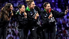 La atlete italiane festeggiano la medaglia d'oro conquistata nella gara a squadre femminile di spada alle Olimpiadi di Parigi 2024