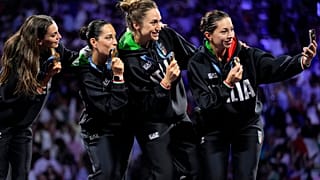 La atlete italiane festeggiano la medaglia d'oro conquistata nella gara a squadre femminile di spada alle Olimpiadi di Parigi 2024