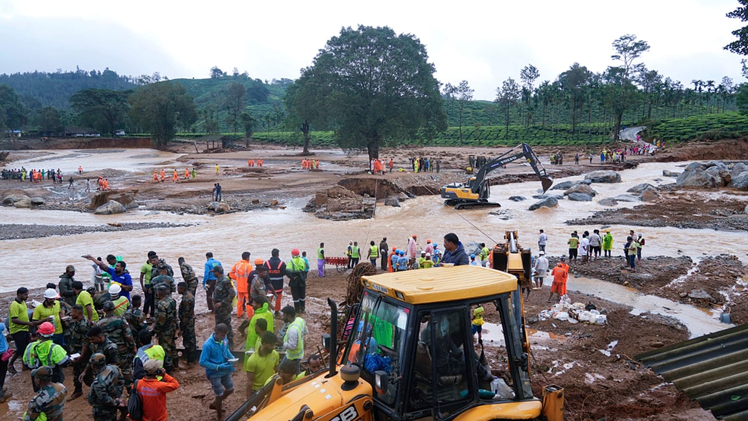 Mindestens 151 Menschen sind bei Erdrutschen im indischen Bundesstaat Kerala ums Leben gekommen. Dutzende weitere wurden verletzt.