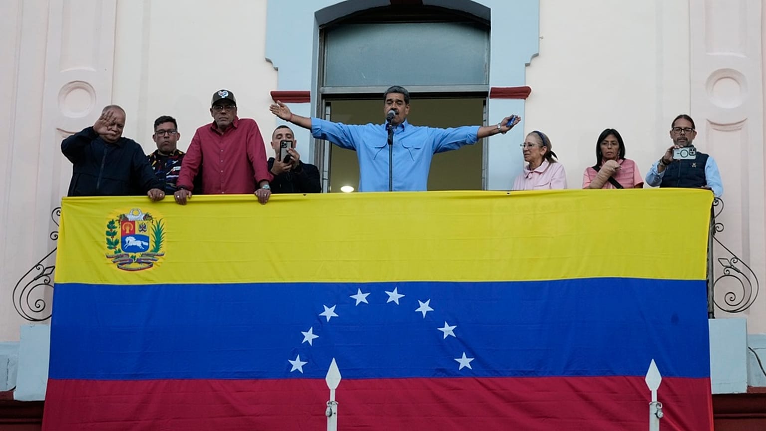 Il presidente Nicolás Maduro parla ai suoi sostenitori durante un discorso dal palazzo presidenziale a Caracas, Venezuela, martedì 30 luglio 