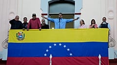 Il presidente Nicolás Maduro parla ai suoi sostenitori durante un discorso dal palazzo presidenziale a Caracas, Venezuela, martedì 30 luglio 