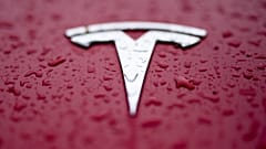Bir Tesla logosu gösteriliyor
