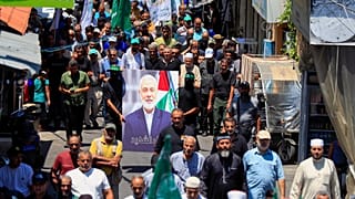 Membros do Hamas seguram um retrato do chefe político do Hamas, Ismail Haniyeh, durante um protesto para condenar a sua morte.