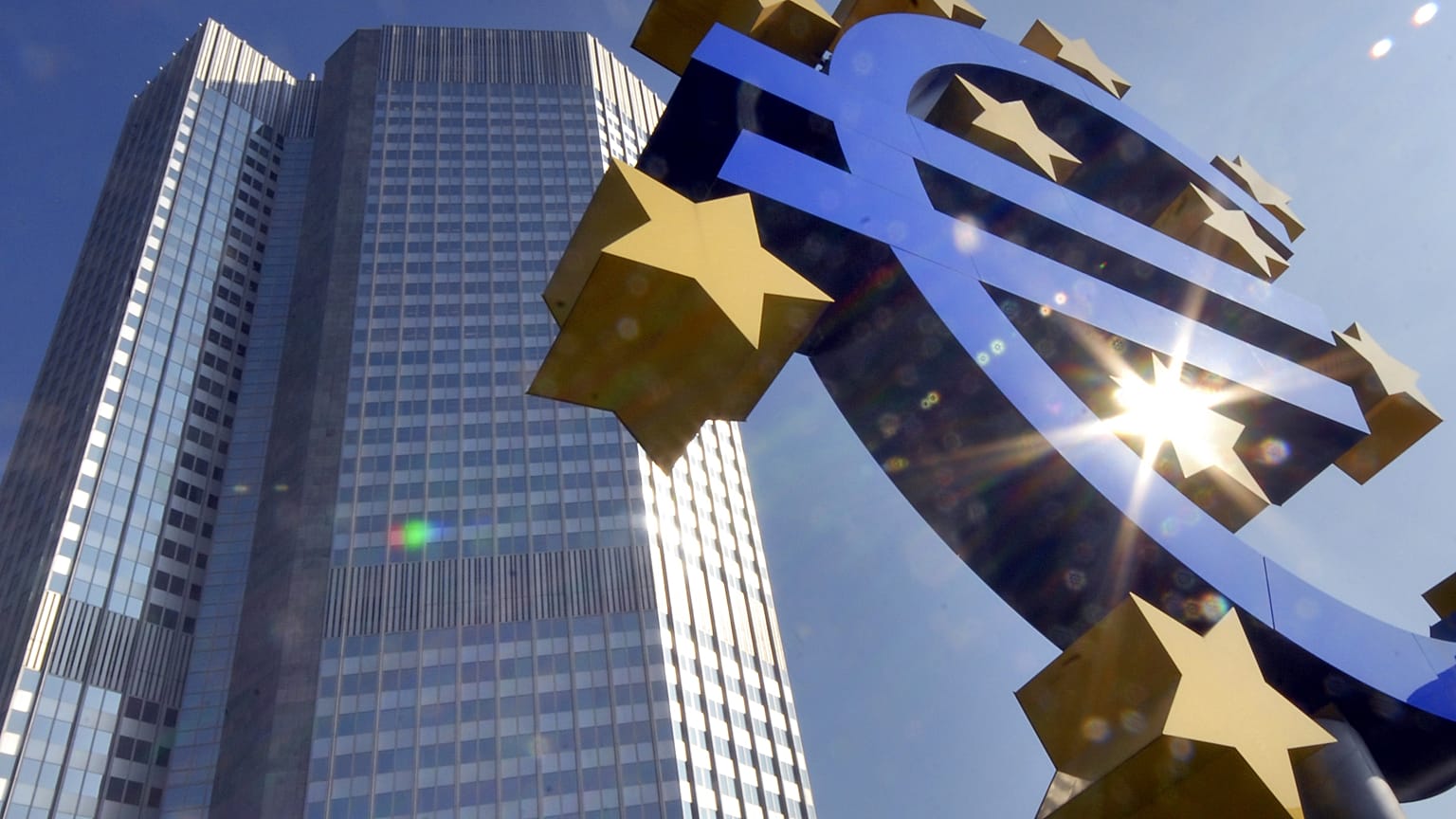  La sculpture de l'euro est vue sous le soleil d'automne devant la Banque centrale européenne (photo d'archives).