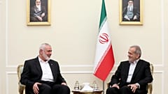 El presidente de Irán (derecha) y el líder de Hamás, Ismail Haniyeh, antes de su asesinato.