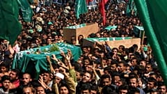 آلاف المشيعين الفلسطينيين يحملون نعش الشيخ أحمد ياسين خلال جنازته في مدينة غزة، في 22 مارس، 2004.