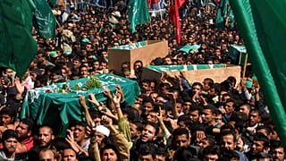 آلاف المشيعين الفلسطينيين يحملون نعش الشيخ أحمد ياسين خلال جنازته في مدينة غزة، في 22 مارس، 2004.