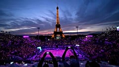 A Torre Eiffel é o centro das atenções durante um jogo de voleibol de praia nos Jogos Olímpicos de verão de 2024, sábado, 27 de julho de 2024, em Paris, França. 